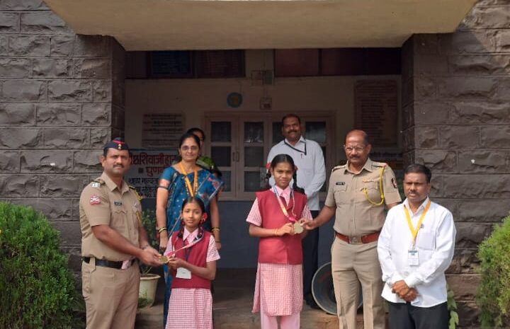  महाराष्ट्र पोलीस स्थापना दिवसाच्या अनुषंगाने छत्रपती शिवाजी विद्यालय घुणकी तालुका हातकणंगले जिल्हा कोल्हापूर येथील शाळेस भेट