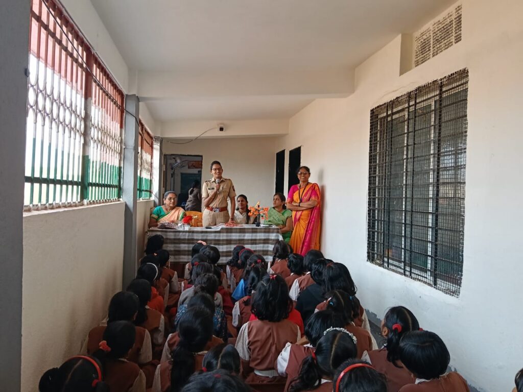 पोलीस स्थापना दिवसाच्या अनुषंगाने जिल्हा परिषद प्राथमिक शाळा उंब्रज तालुका कराड जिल्हा सातारा या ठिकाणी भेट