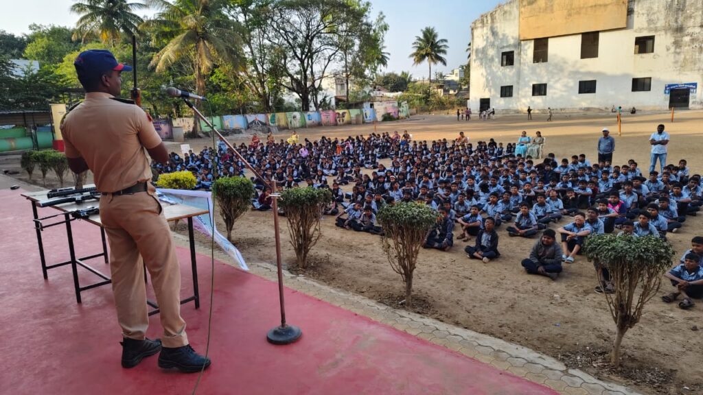 महाराष्ट्र पोलीस स्थापना दिवसाच्या अनुषंगाने विद्यानिकेतन माध्यमिक विद्यालय तासगाव या ठिकाणी आयोजित उपक्रम
